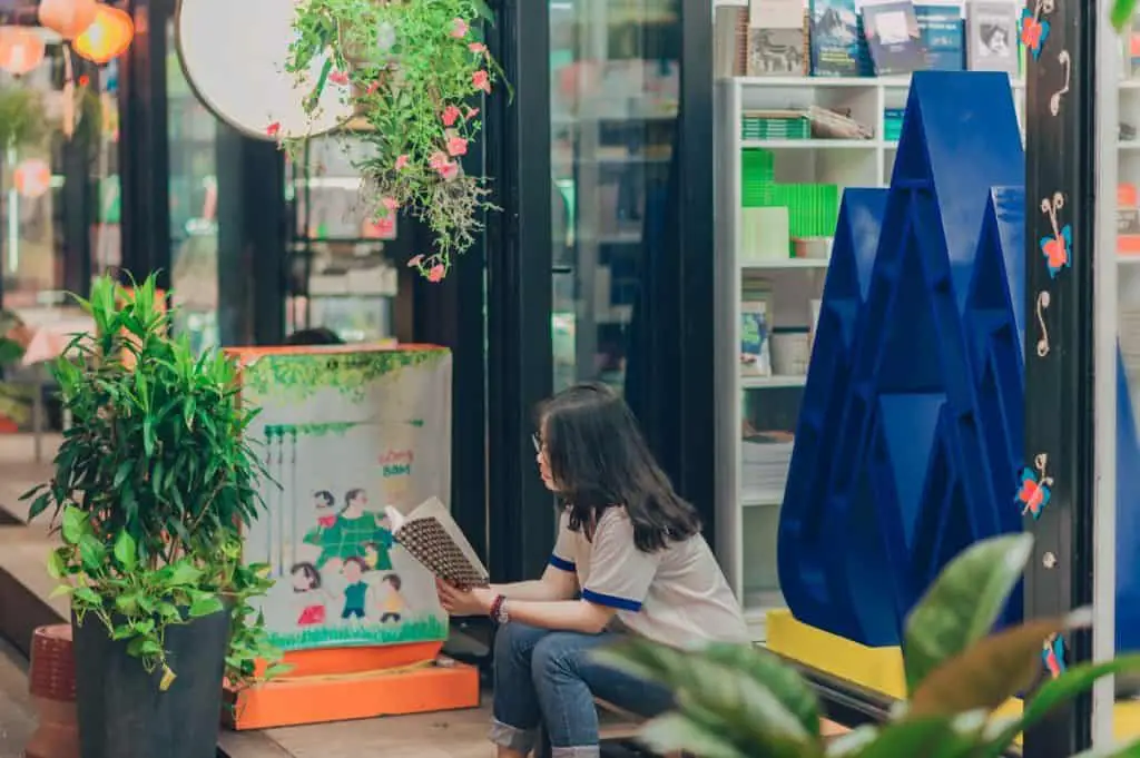 woman reading Photo by Min An